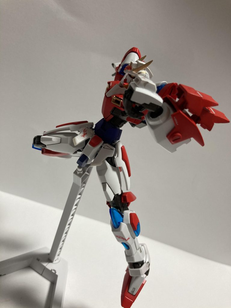 左腕はスラスターもついてるのでいっきに加速して距離をつめれます!