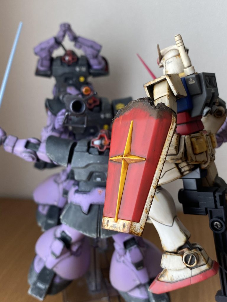 シールドを半分　ぶった切った物に変更し、以前作ったドムと組み合わせると、有名なシーンの雰囲気になりました(^^)