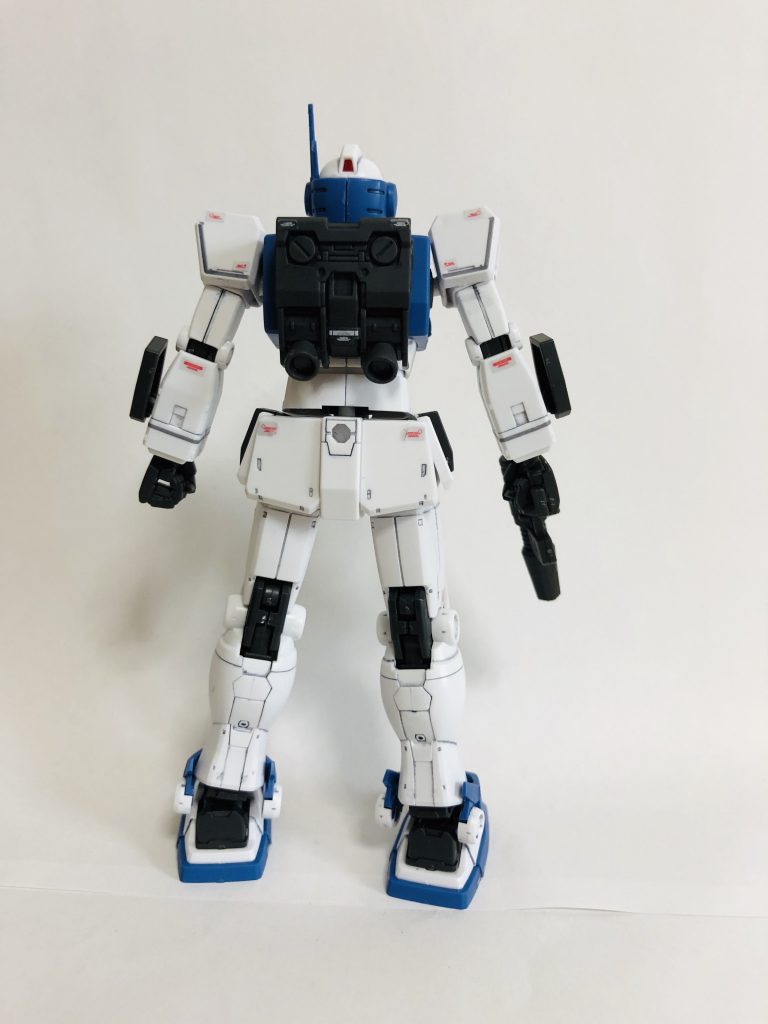 バックショット。連邦系MSのふくらはぎは大抵段落ちモールドなのですが、このキットはなんか意味わからん(いい意味で)分割になっているので、かっこよくなっています。
