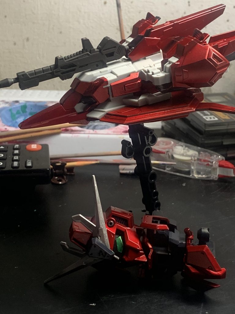 そのまんまの状態だと全部白だから違和感がw SDだからダイナミックなパーツの余り方してますwもう一体買ってそれぞれの形態で並べたいです！(バラすのたいぎーから)