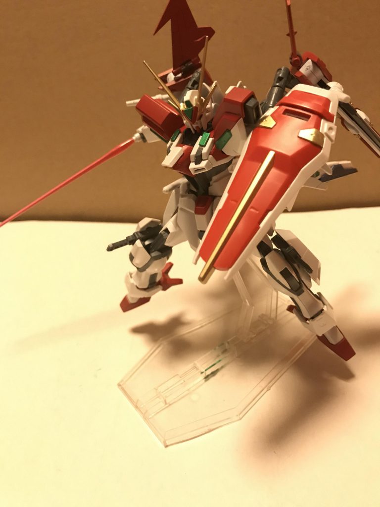 ビームサーベル主に使用されている格闘用武器で投擲しビームブーメランの様に出来る