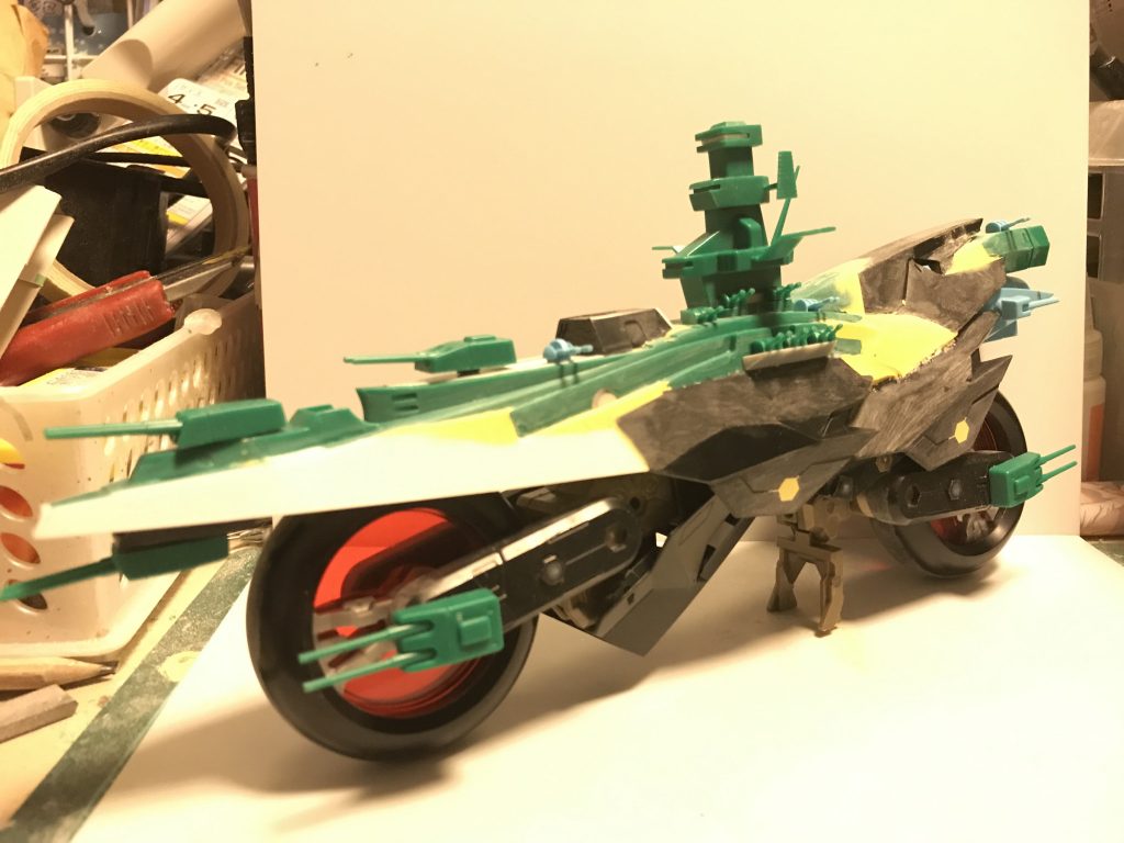 砲塔の位置変更して艦橋前にカタパルトを設置