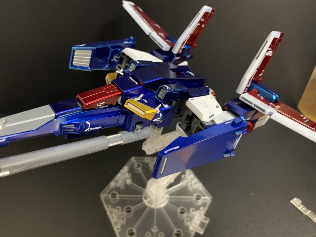 ZZガンダムは変形が醍醐味ですよね。「塗装がはがれちゃう!」なんて言いながらガチャガチャと変形!子供の着替え脱がすときに引っ張られた顔のようなZZちゃんに若干の郷愁を覚えつつ、容赦無く捻っては回しを繰り返す。