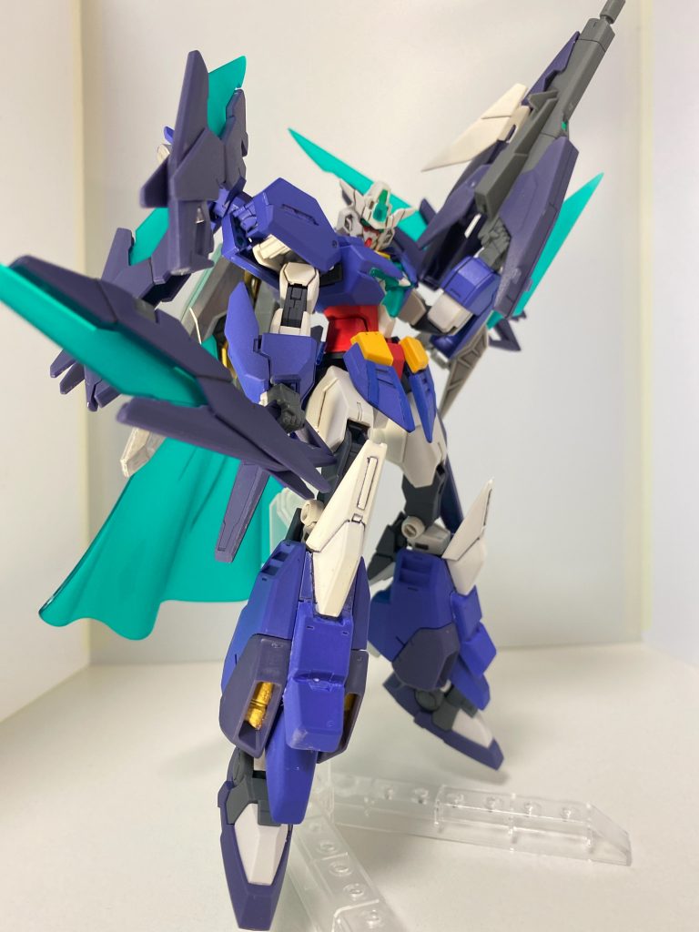 近接武器として両肩アーマーに追加してあるファンネルを二刀流、もしくは一刀を使いつつ中、長距離はビームライフルというスタイルで戦える設定です