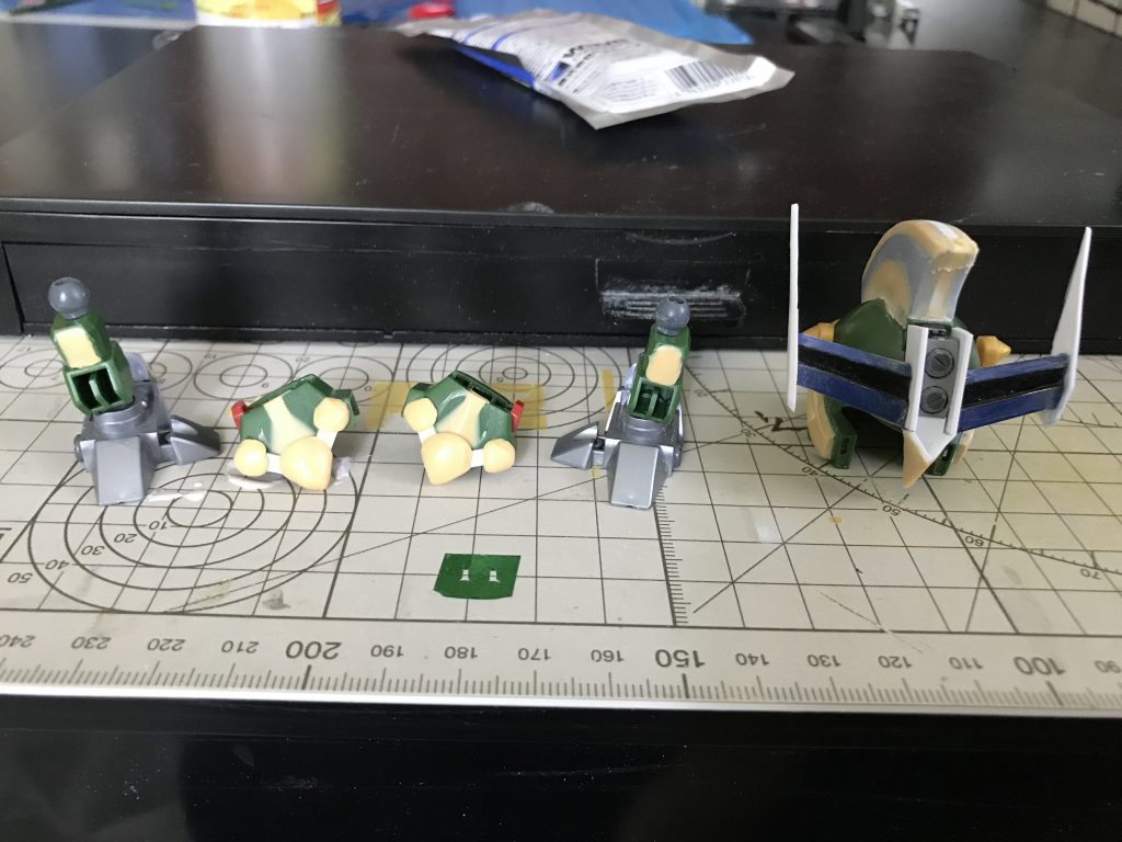 主なパテ使用箇所です。丸々パテなのはマフラー風マントのみです