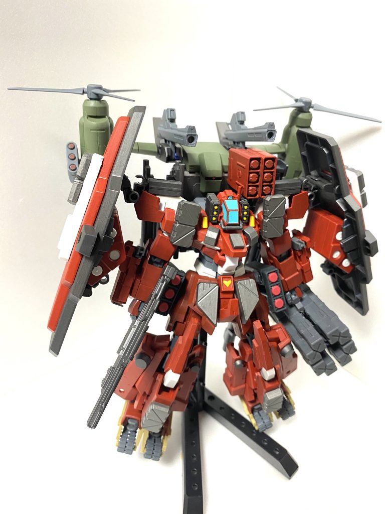 大気圏内長距離行軍用オプションパック機体重量が過大な本機の行軍能力を拡張させる為のオプションパック。ティルトローターなどの推進機で無理矢理飛ばしている為、MS本体は駆動させないことが前提条件である(=動かしたら落ちる)なお左右の武装をマウント位置をずらすことで干渉することなく装備可能