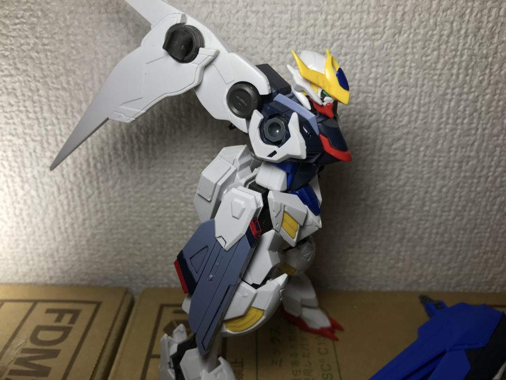 ルプスの腕をつけると脇との間に隙間が大きくできたのでルプス胸部側面パーツを接着。