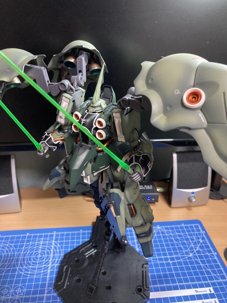 アクションベース1が合うって説明書に書いてあったけどピッタリいかない。飾る時はは立ちポーズにします。