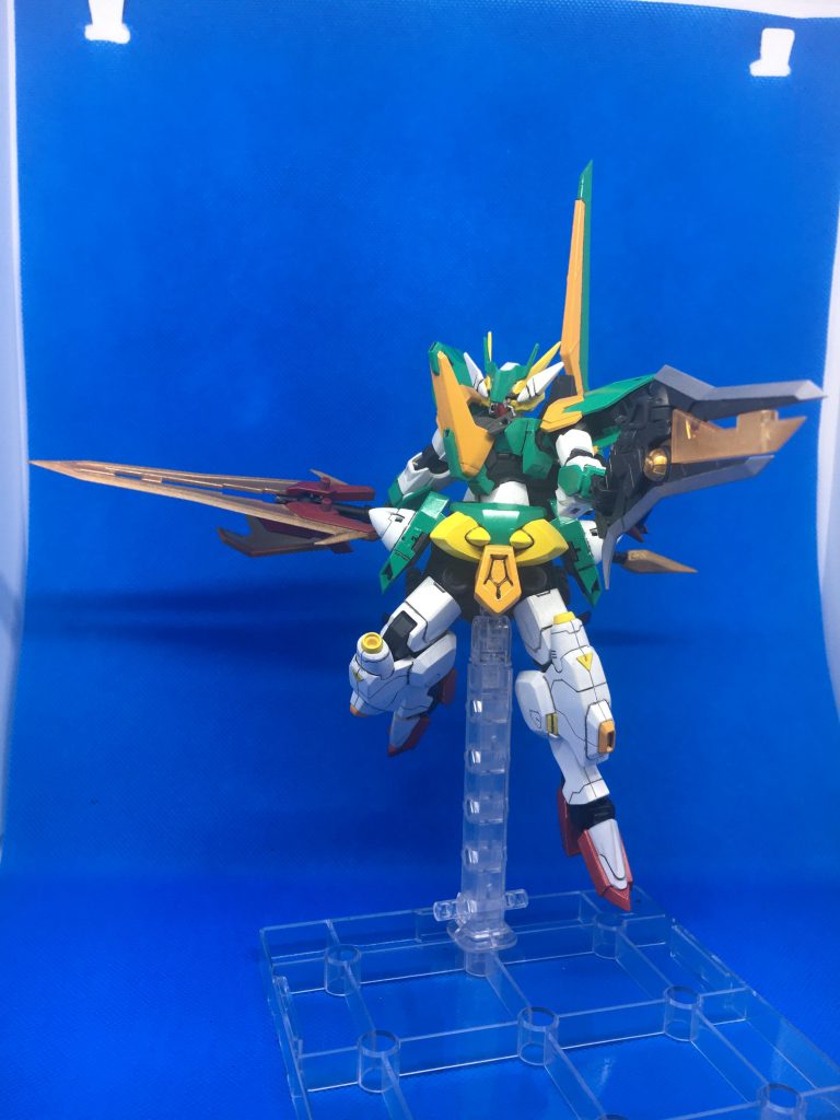 MAD:パイシーズMADとはMulch Attack Driverの略称である。コーカサス開発に伴い、新たに生み出された複合兵装にはこの型式が与えられる。コーカサス用は長大な槍と大口径ビームガンによって構成されており、必要に応じ様々な姿に変化する。