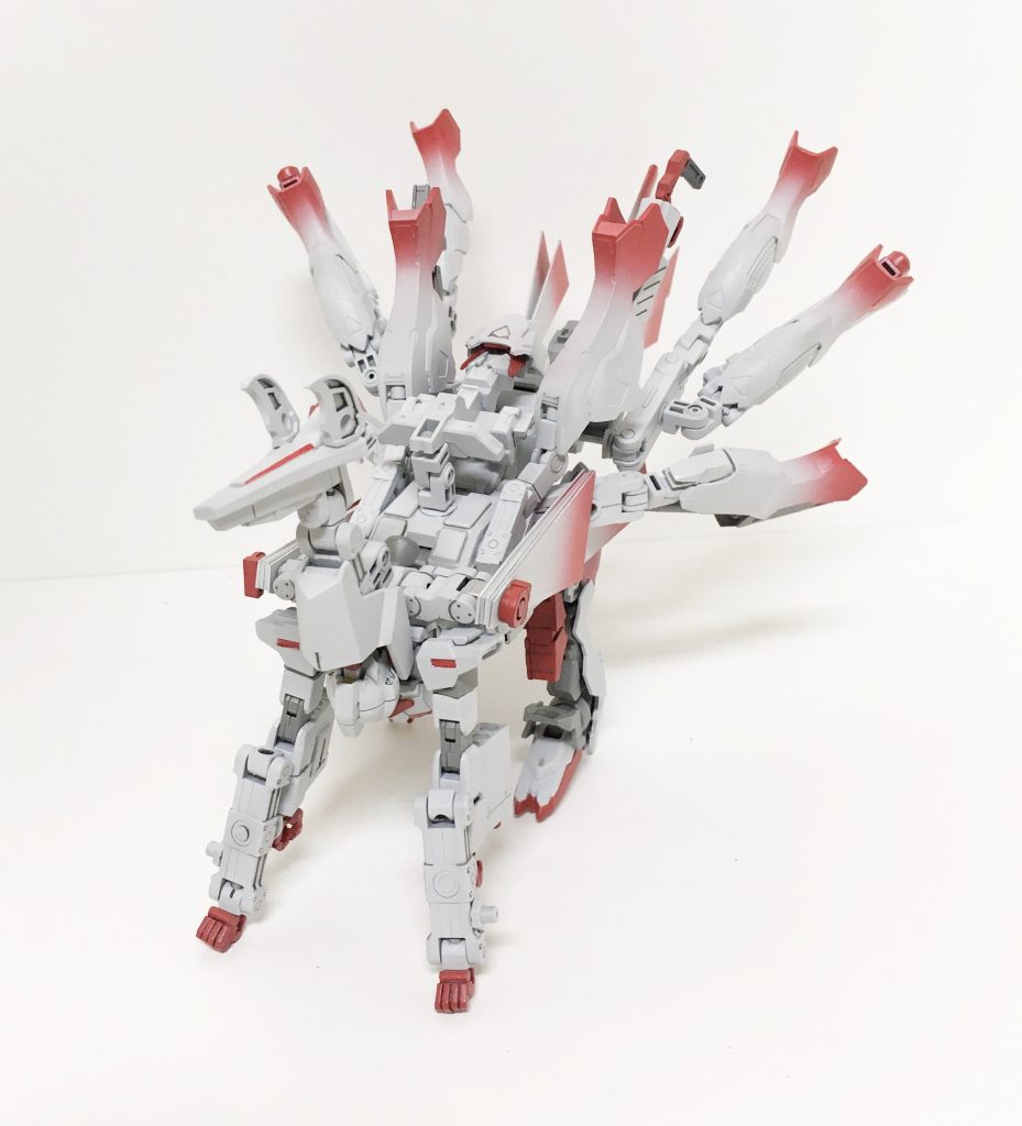 MAモード 白ノ狐狸四足歩行になる高速形態。攻撃に優れるMS形態と比べ戦闘能力は落ちるが、安定した歩行と高い機動力を活かした一撃離脱が強力。基本は高速移動しながらファンネルをばら撒き、隙を突いて一撃を加える戦法をとる。