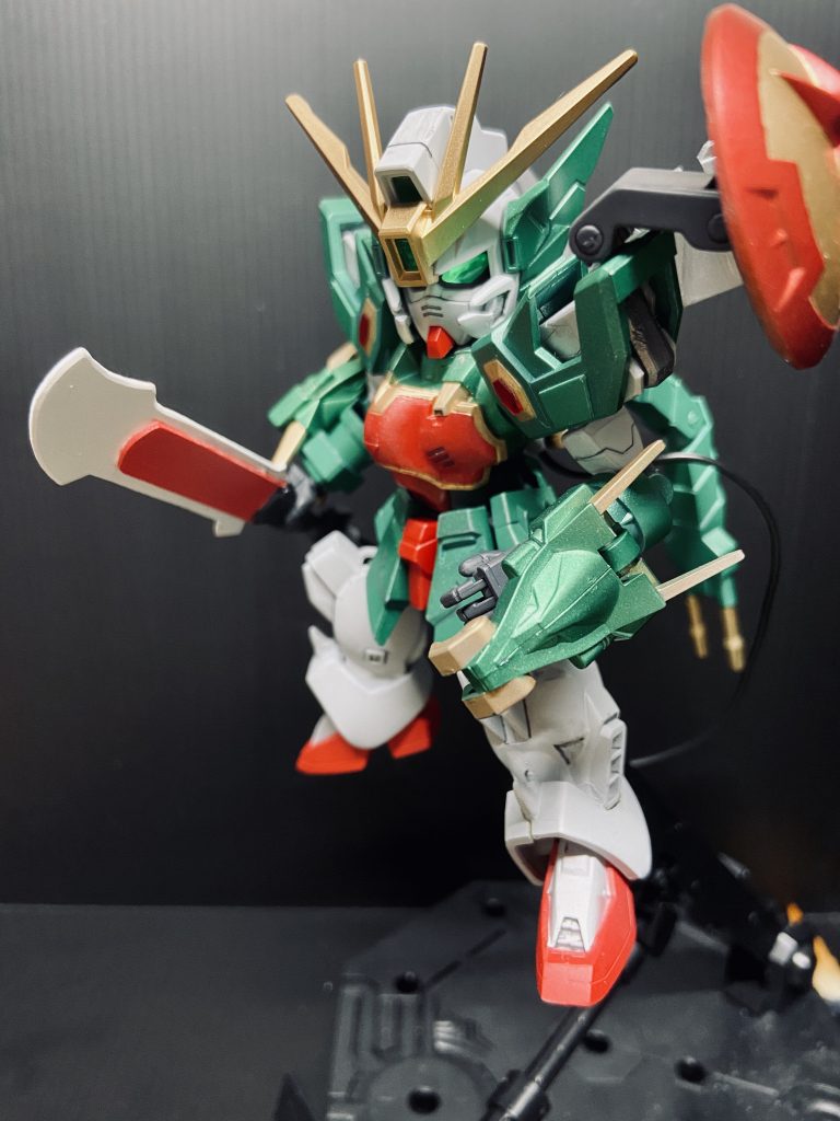 SDといえばオリジナル武装ってことで、獠牙も自作してみました。シルエット感だけイメージ持ってあとは勝手に。武器製作は初めてでしたが、それっぽくできたかと。持ち手は収納時のビームトライデントを流用、刃部はプラ板の雰囲気切りです。