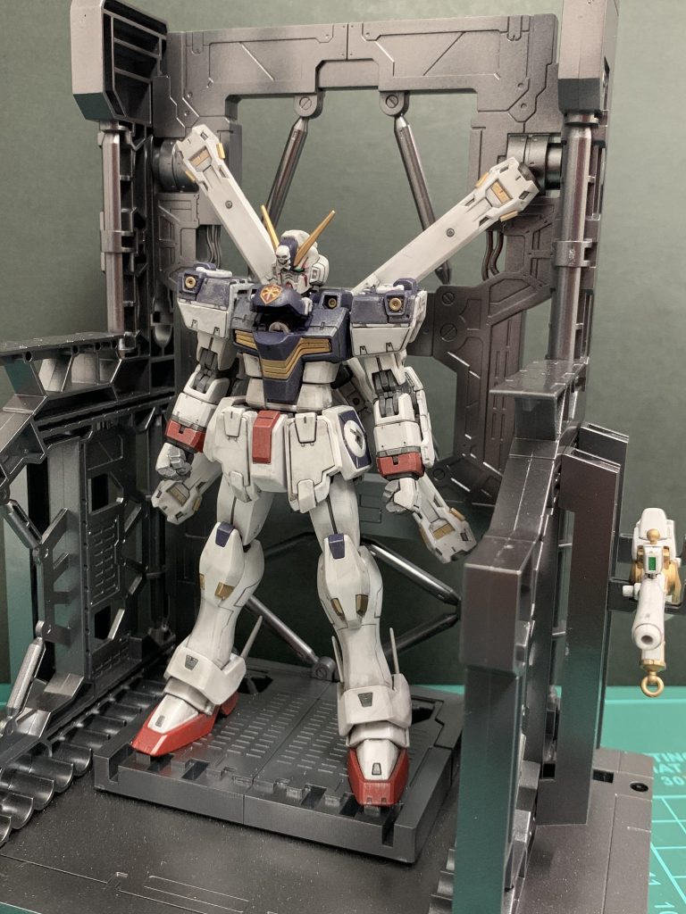 宇宙空間で激しい戦いを繰り返してきた機体というイメージで、塗装ハゲや煤汚れを表現してみました。