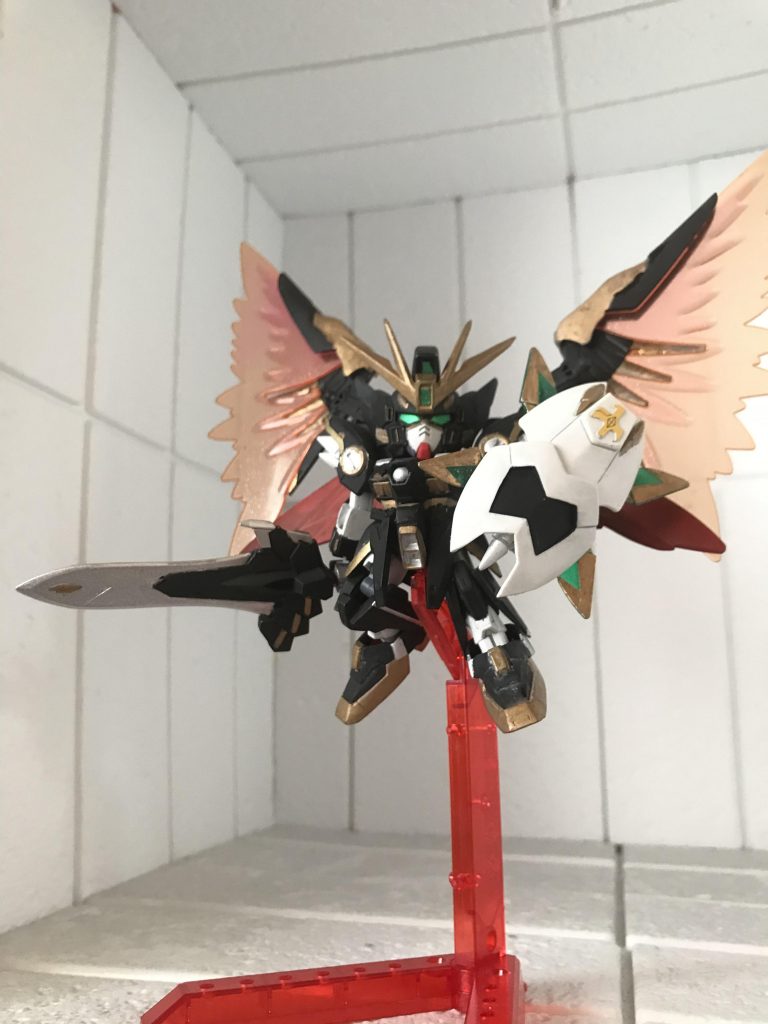 さほど大きな改造にはならず、主に脚部辺りを中心に膝の可動化、スカート部を中央は旧キットのHGストフリから、アーマーをヴィダールに。脹脛に寂しさを感じたのでSDガンダムDXの両肩を切り貼り。胴も視認性はアレですがプラ板で延長。背中は本来の翼を取ってSDデスティニーから。
