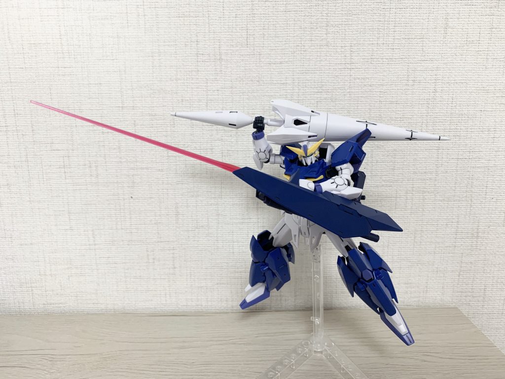 シールドバインダーの裏にはサーベルを取り付けることができるので、そこからビーム出してみたり