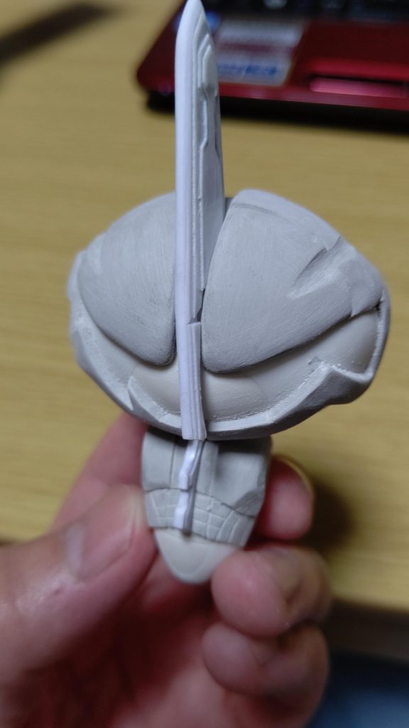 パテで輪郭を作って行きます。