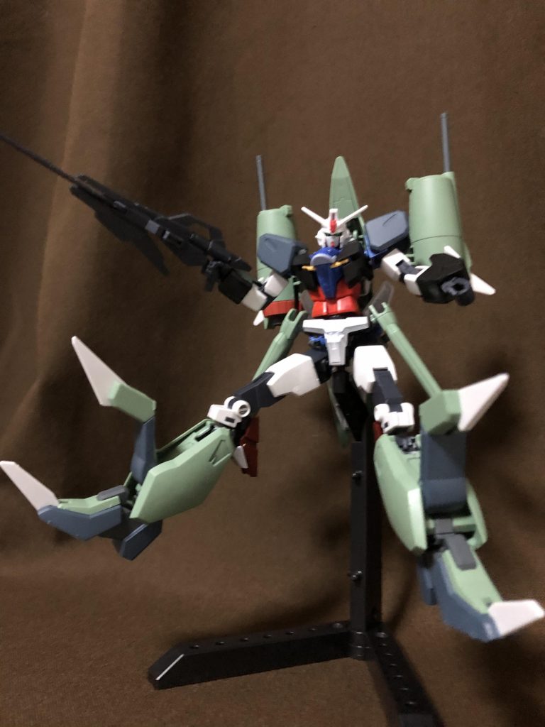 膝とつま先の爪を伸ばせば、クローを展開することが可能。原型機よりも脚のリーチが延長されているせいか、かなり迫力がありました。