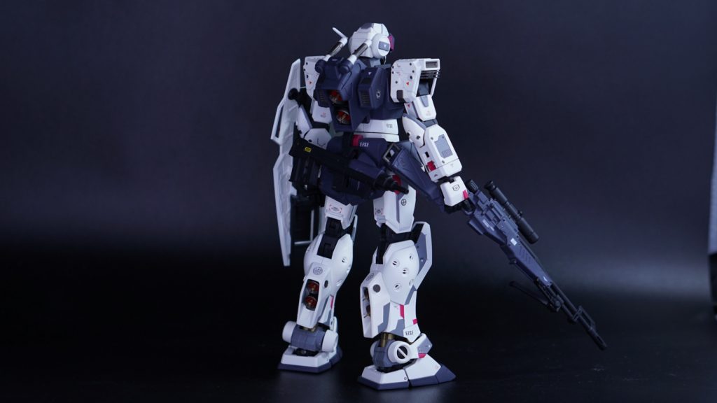 こだわりポイント本来ビームサーベルは腰についているんですが、腰にはライフルを装備させたかったのでバックパックに装着できるよう改造してます!だってあれじゃないですか、基本遠距離射撃主体ですけど近寄られて近距離用ライフル持ってませんなんて決して言えない…後は、サーベルだって肩からニョキッと出てる方が手が届きやすいし…って言う、勝手な妄想