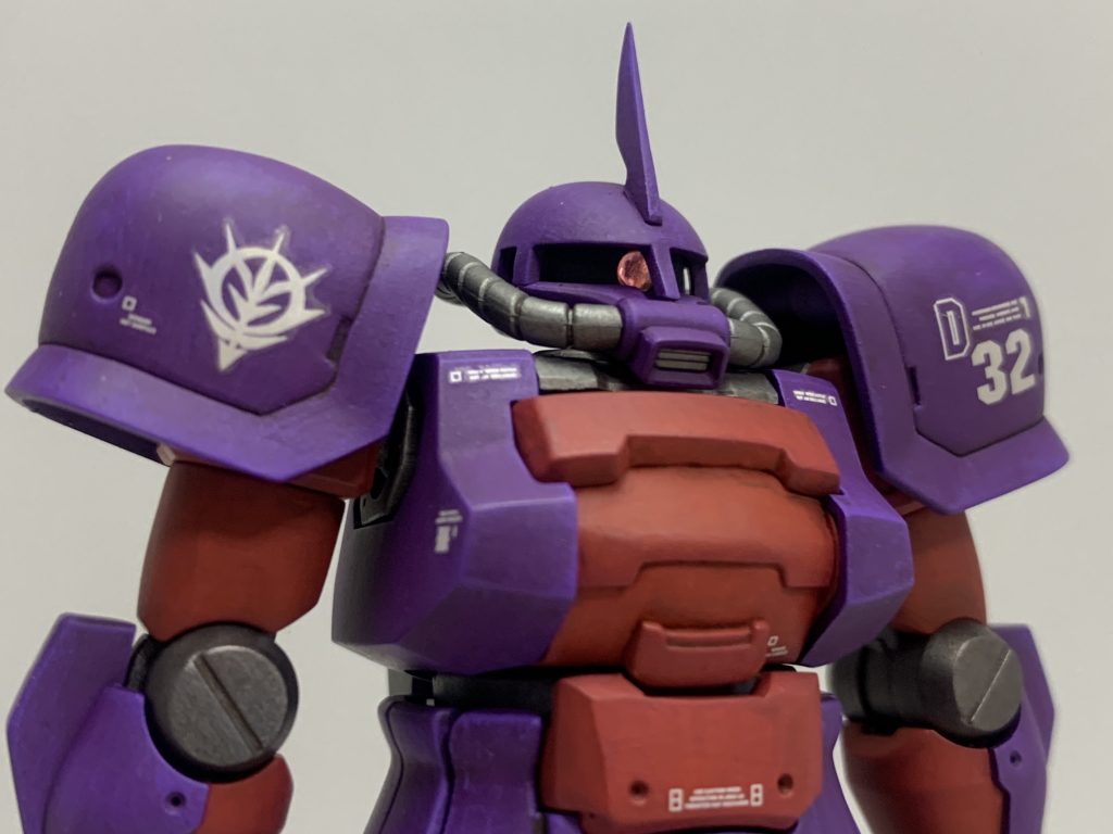 大きな変更点は胸部〜腹部。ザクIっぽくなるようにアレンジしながら整形しました。