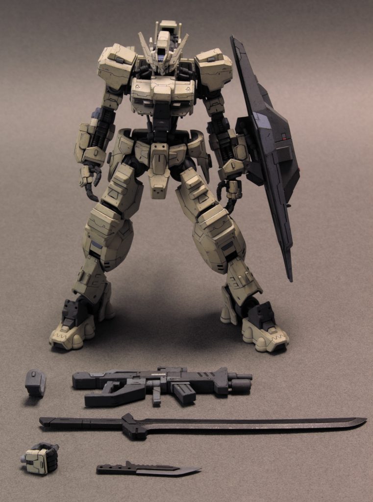 武装はライフル、太刀、ナイフの3種銃持ち手のみボールジョイントでなく軸接続にすることで安定して腕と平行にライフルを構えられるようになりました。