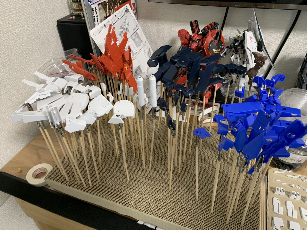 平日の夜にパーツをバラして串刺しに。ちっちゃいやつはダンボールに両面テープで貼り付け。ネットで見た!「おらぁ!こっちはいつでも出撃かのうじゃぁ!はよ週末こいヤァ!」週末....雨。次週...雨。その次...雨。塗料もあれこれ買い足してたらなんかいっぱいになっちゃった。焦らされるの、嫌いじゃないよ。むしろ好きだよ。でもさ、こうじゃないの。わかるかな。難しかったかな。と空に問いかけた。(と妻に聞こえるように「どうかお願いします。寝室で吹いてもいいですか!?」我ながら無茶言いやがる。「最近、鼻炎がひどいから大丈夫じゃね?換気はきちんとしてよね。」ん? パチンコ行くの、そんなに嫌だったのか?(違