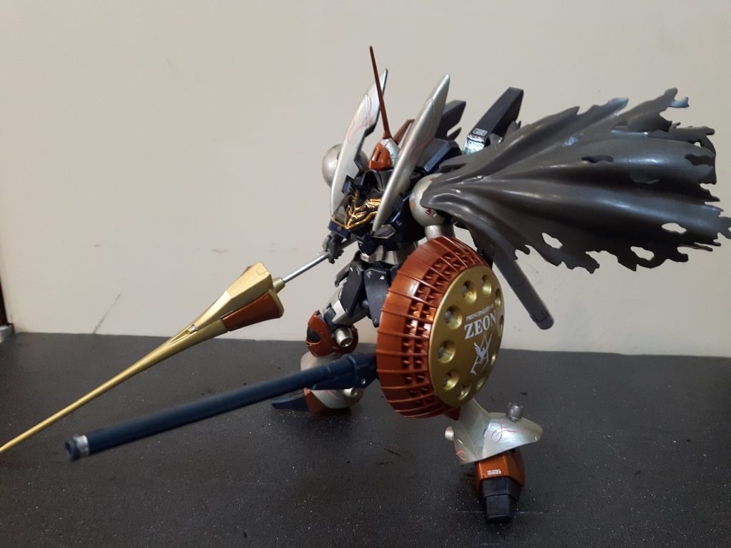 マントとギャンの代名詞の盾の両立に悩んで悩んで盾はアームで接続してマントはボールジョイントつけて自由に動くようにしました。