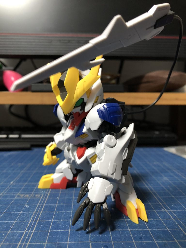 肩アーマー、サイドアーマー、バックパック、手首、テイルブレードをHGバルバトスルプスレクスのパーツに交換。SDCSの平手を改造して握り手に。