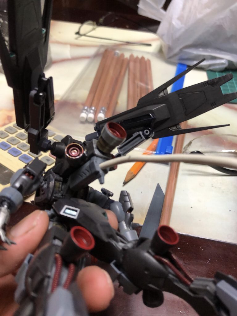 バルバトスルプスレクスのようなテイルブレード的な尻尾を目指して。断線して使えなくなったライトニングケーブルがあったので、取り入れてみました。