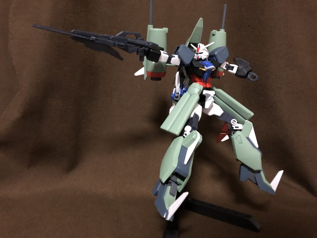 ビームライフルを構えて射撃ポーズ。脚部の接続をコアガンダムの各アーマーよりも浅い位置で行っているため、アーマー装着時の脚はかなり長めになります。
