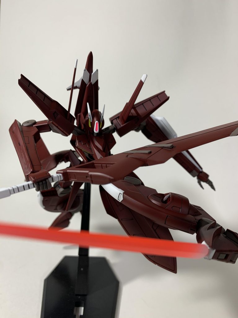 股関節を多軸型の物に変えたことで、つま先のビームサーベルで蹴りつけるポーズが決めやすくなりました。