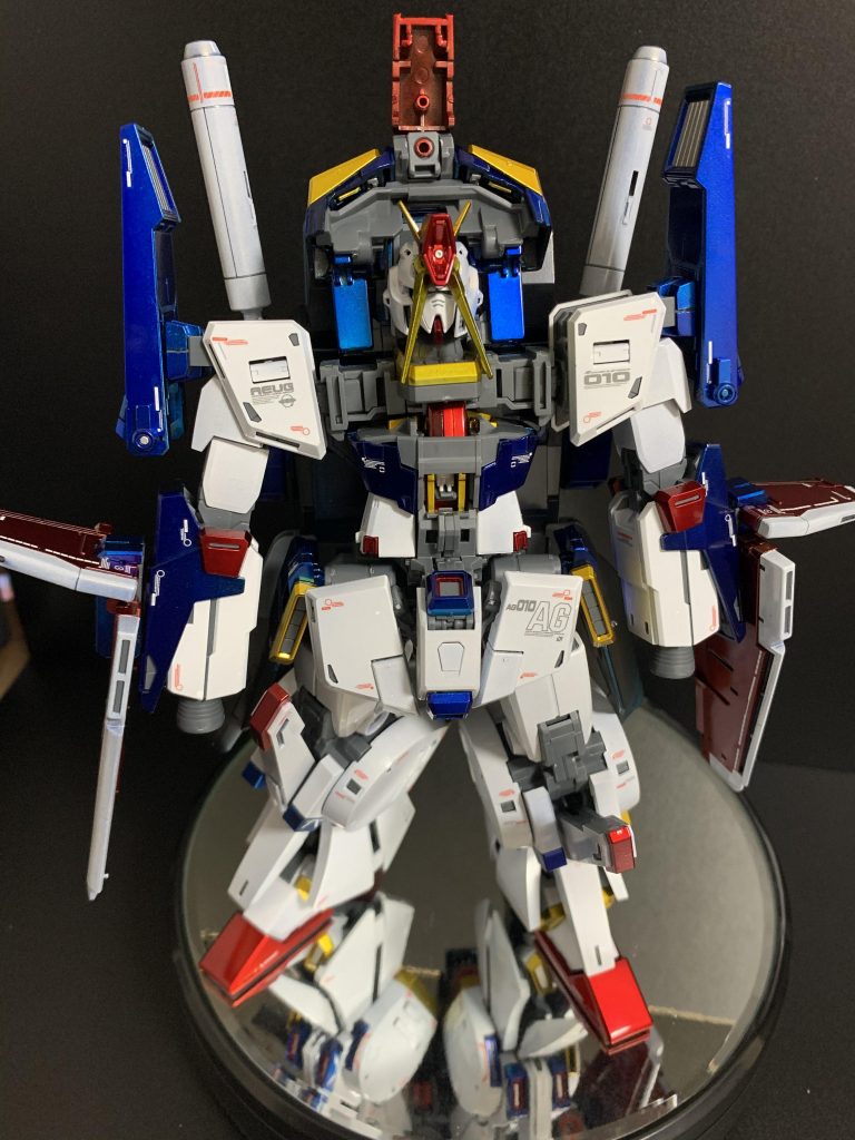 それにしても分解しないで変形するのすごくない?子供に買ったおもちゃとかは、普通、余分なパーツがあったり、変形用の追加パーツがあったりするもんですけどこの子はそれがない。確かに、変形合体するようなロボットは、余分なパーツはどこへ行くの?とか、どこから来たのその部位?とか多分アニメ見てたらついつい突っ込みますが、それがない。圧倒的リアリズム。それが宇宙戦記ZZガンダム。(多分他シリーズも
