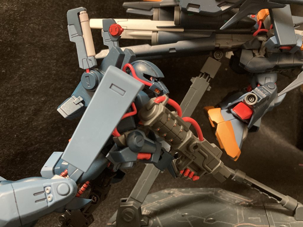 尚本機は設計者の落書きプランで実現する事は叶わなかった…という設定にてGBNで活動する自身を妄想して作成したハイザックになります( ˙꒳​˙  )自分が気合いを入れて作る時には赤いパイプとティターンズカラーで塗装するのがお決まりっていうのもミソなのです…次からは製作過程になります！！！