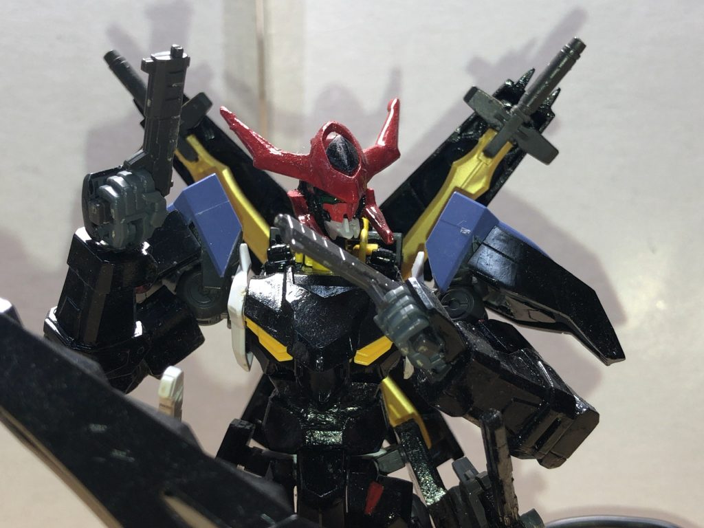 この機体唯一の射撃武装｢ストゥルトゥス｣リアクターから生成されたエイハブ粒子をフロントアーマーに収納されてるハンドガンにチャージし、使用時には粒子を凝縮した特殊な弾丸に変換する独自の技術を取り入れた武装である。このように様々な武装を駆使して戦い始めると壊滅に追いやられる部隊や艦隊が後を絶たない。その姿は正しく