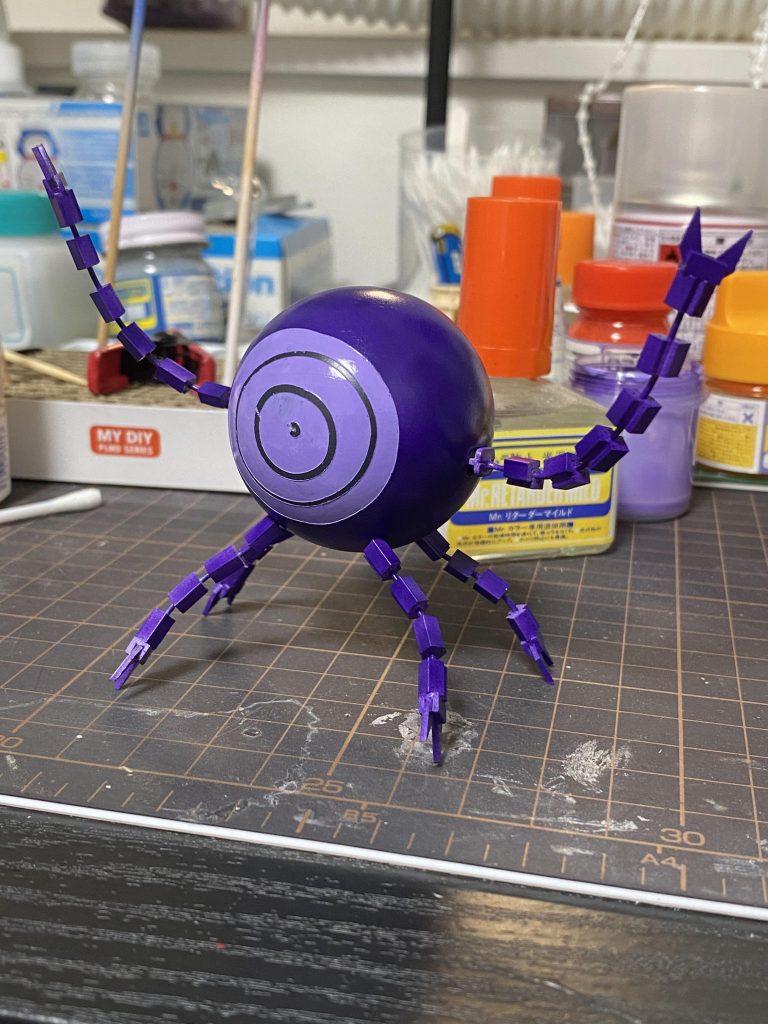 胴体はハロ、手足はアルミ線とプラ材、帽子はプラ板の芯材にパテを盛ったものです。手足はぐねぐね動きます。