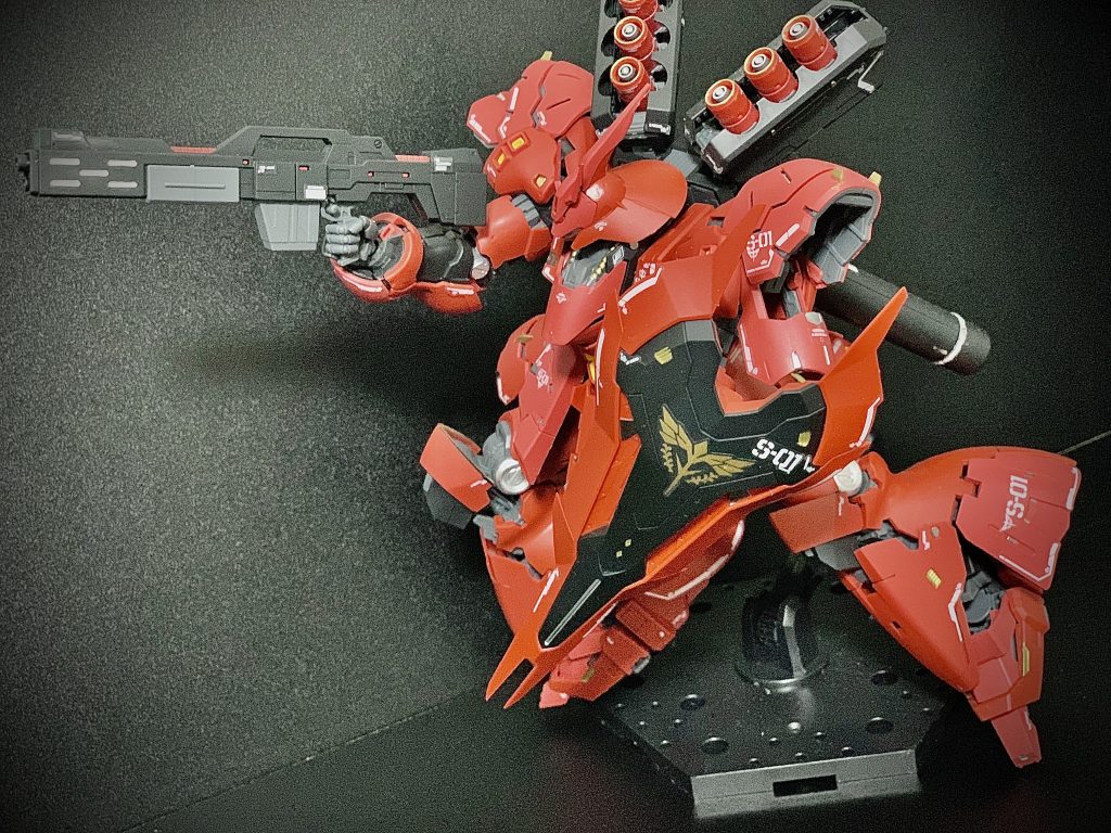 初めてザクを組んだ時、シナンジュの光沢に心を奪われた時、いつもそこには赤があった…。今回は一つ階段を上る覚悟を持ってこの箱に向かい合う。RGサザビー。外箱の絵、素敵。この戦いは今後を占うキーポイントだと本能が告げる。横には相棒のニッパー とピンセット。そしてニューフェイスのガンダムマーカー 。「なんだよ、エアブラシ じゃないのかよ!」と突っ込んだあなた。しっかりして!ここは寝室よ!ツマニオコラレルヨ!墨入れは既にトラウマだしなー。折角作るのに失敗は嫌だしなーとどっかの発明家が聞いたら怒られそうなビビリを遺憾なく発揮しながら、内部フレームやオプションパーツに金銀を乗せてく。赤は汚さない。