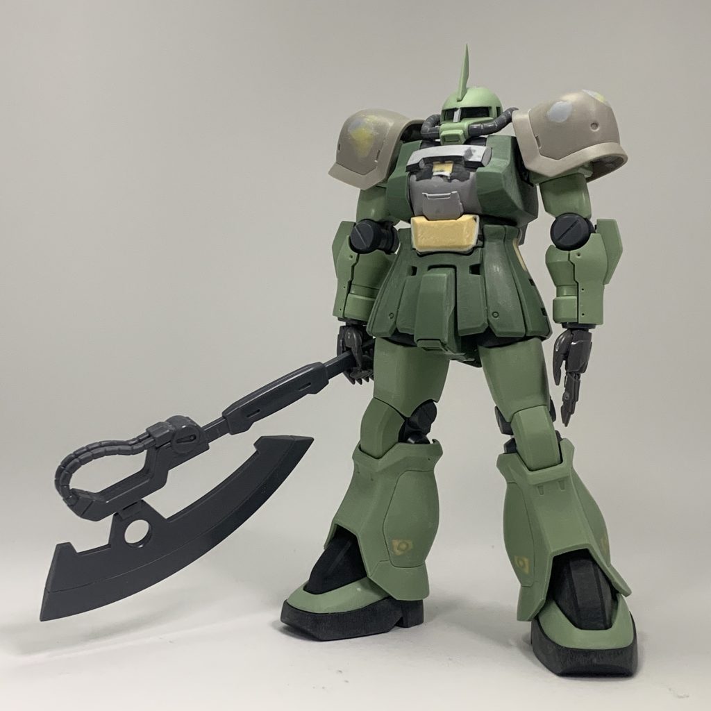 肩部はグフフライトタイプの余剰部品を流用。エポパテやプラ板で整形してます。