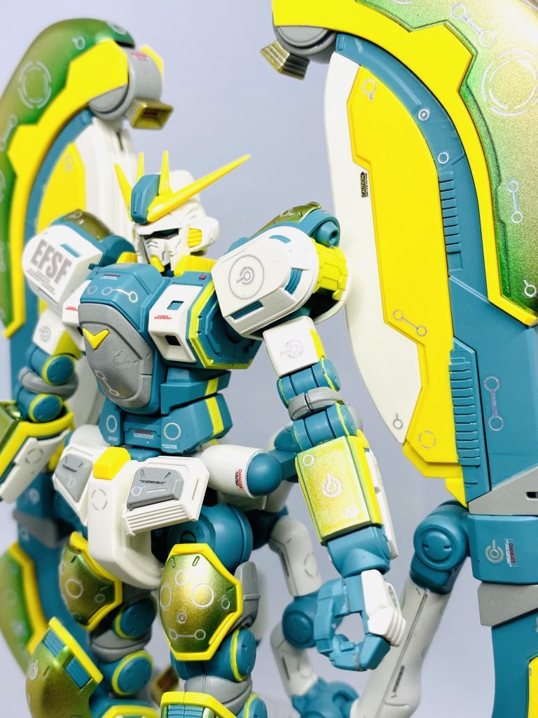 アトラス作ったかたはご存知かと思いますが、塗り分けがエグイです。レモンイエローの関節部分の〇はなかなか上手くいかず、エアブラシしたり筆塗りしたり・・苦戦しました。