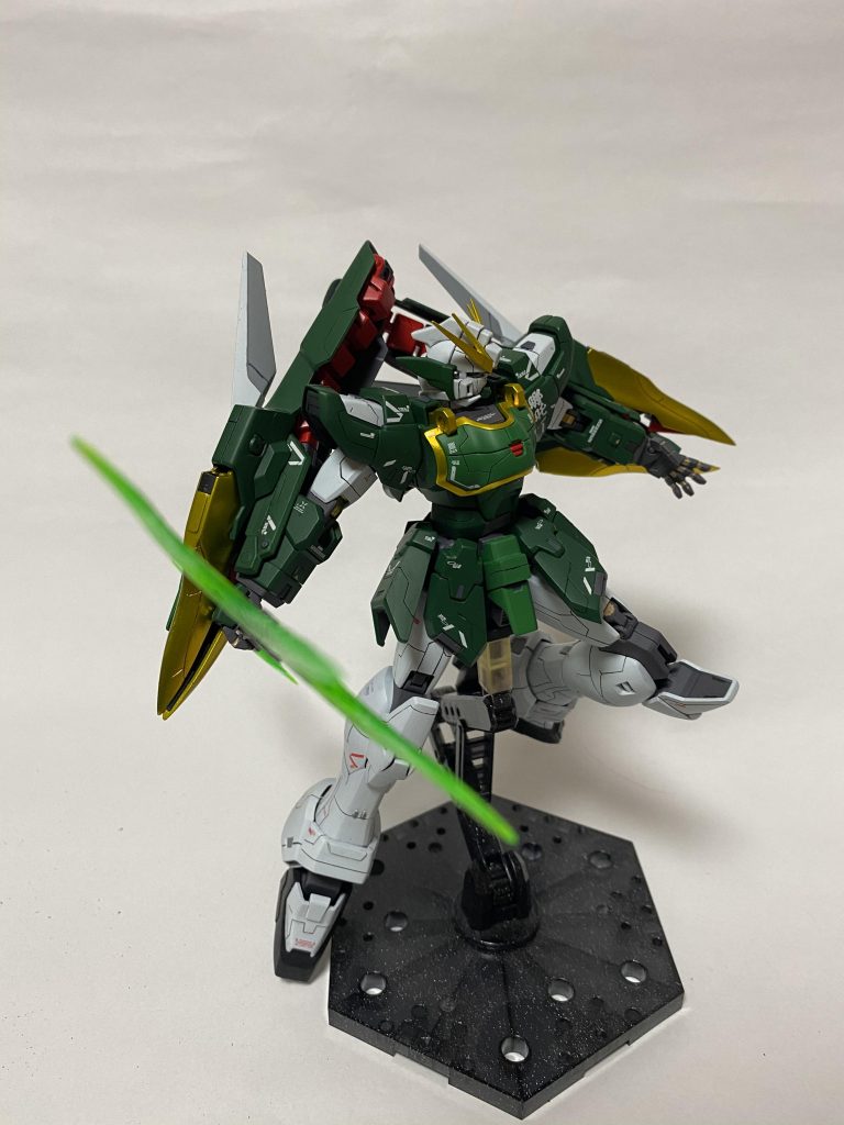 何かとネタにされてる五飛ですが、信念を貫いてる場面や妻が生前の願いを叶える為に奮戦したり、妻の想いが宿っているとしてナタクと名付けていたりと奥さん大好きな五飛。しかも元はインテリ青年と言う意外な過去もあったりと中々設定が多いキャラですね。