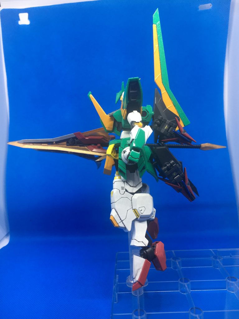 エクシアの汎用性、ヴァーチェの火力、キュリオスの機動力をバランス良く盛り込んだ結果この形状に落ち着いた。宇宙空間でも重力下においても機体性能を十二分に発揮できるように調整されている。