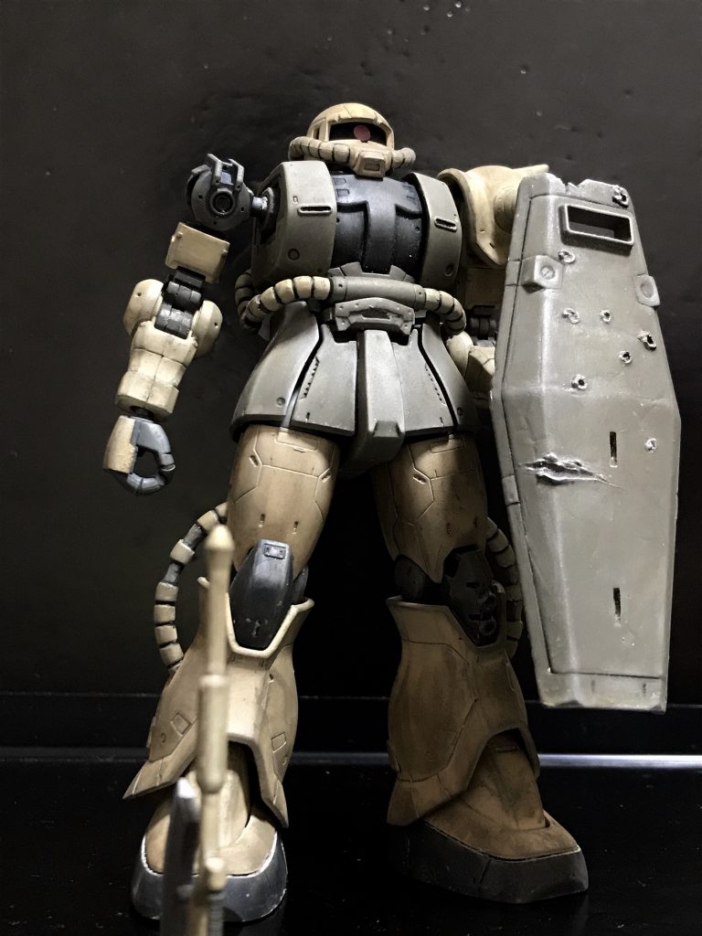 「おおっと」と、わざとビートホークを落とし、ゲリラの村の子どもを殺そうとするシーン。(ヒートホークがボケて見にくいですが…)