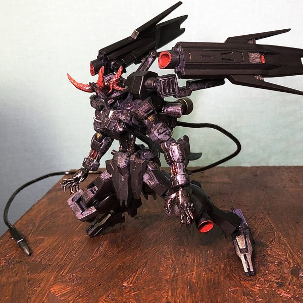 鉄血の悪魔ガンダムレッドホーン