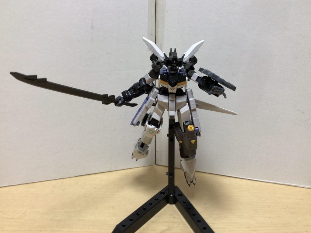 ステュクスII:コラスィが使用するステュクスを元に開発された武装 こちらはコラスィのものとは違い、同型以外でも問題なく使える 大型化している背面スラスターユニット:リアクター出力の余剰分を直接使えるユニット リアクターと直結のため、加速時の体への負荷は飛行機の離陸時の2倍に匹敵する