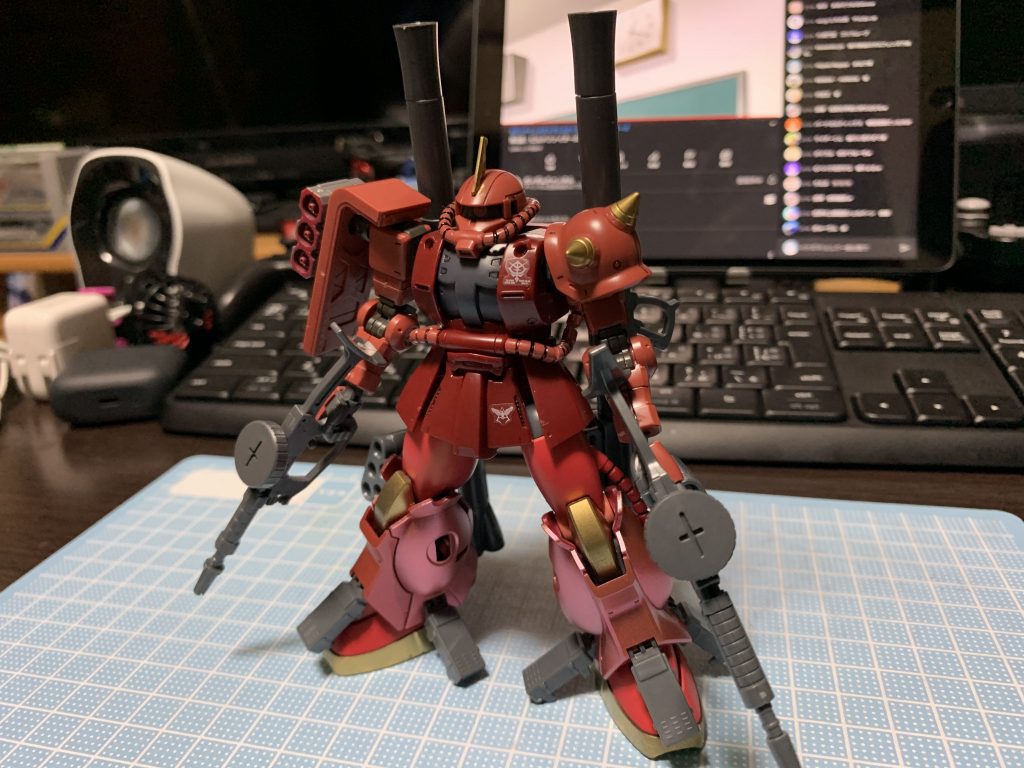 シャアザク（オリジン版）とザクアメイジングをミキシングしました。要所要所に金色の塗装をしました。