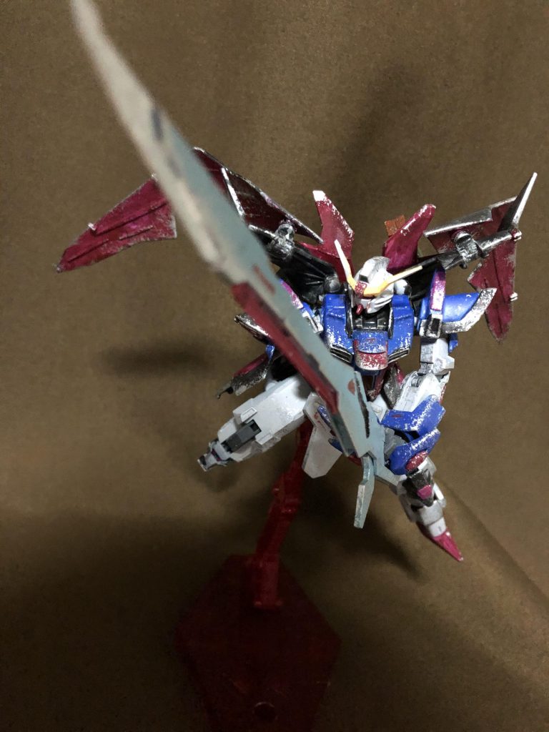 【名前の由来について】Apas(アパス)はインド哲学発祥のタットワという技法に出てくる図形で、5大元素のうちの『水』を表す銀色の三日月形をしたシンボルのこと。(気になった方はググったりアレして調べてください)水は嬉しい時は豊に満ち、激しくなれば波打ち乱れる──そんな“感情”を暗示しており、そこに私がアスカみ(?)を強く感じたため、本ガンプラの名前として採用するに至りました。また水は皆さんも知っての通り、『種』を育むために必要にして不可欠なものでもあります。それは平和な未来への祈りとして、あるいはその礎にしか慣れなかった戦士への皮肉として。『水』を意味するアパスを冠しています。