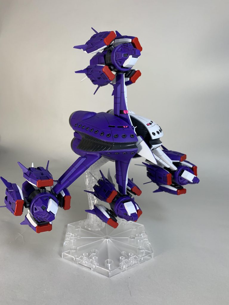 左右非対称のカラーリングは木星帝国新総統機の証である。