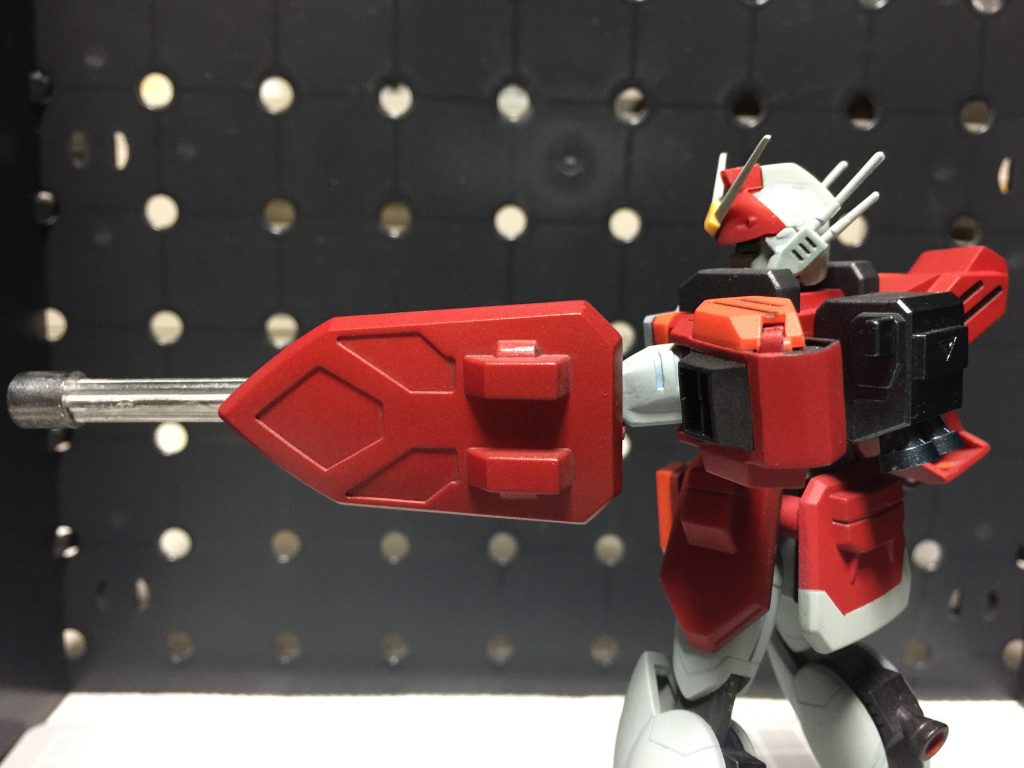 ヘビーアームズのどこが好きかって言うと、この工事中の重機みたいな盾です。内側が肉抜きで防御力ペラペラなので、パテで埋めました。