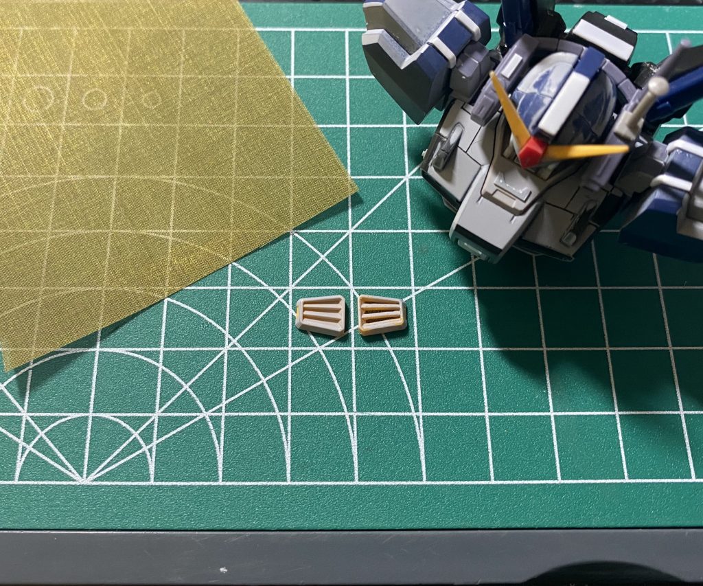 シンプルでいて尚且つRGとの差別化を図るというテーマのため、分かりやすい変化のひとつとして胸部ダクトには開口したあとに裏側から金網を貼り付けています。これで差別化が明確になったと思います。また、左側が開口されていないもので、右側が開口+金網の作業を施したものになります。見えづらいところではあるのですが、こうした作業の積み重ねによって結果として密度のある作品に仕上がりました。