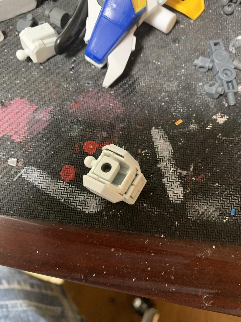 肩はVガンダムのを余計な箇所を削ってトリスタンの肩から被せて固定しています