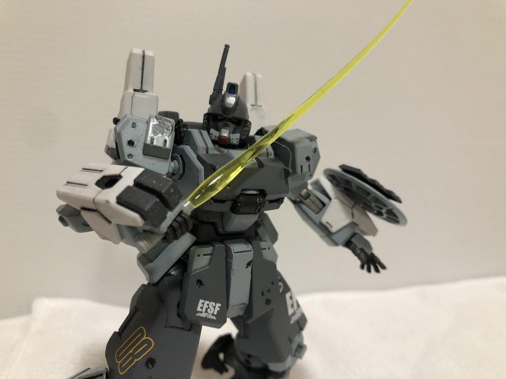 太腿の付け根にケンプファー方式のビームサーベルを装着