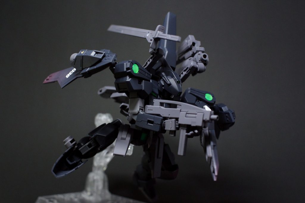 手持ち武装のサブマシンガン。ジンクスのビームライフルベースで製作。一応実弾兵器の設定です。