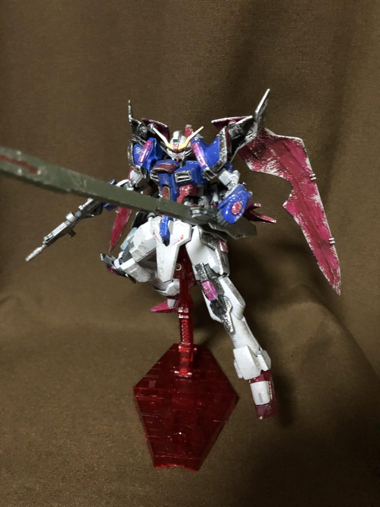 《タルタロス 携帯型陽電子破砕砲》ミネルバ級戦艦に搭載されていた艦首砲を、MSが携帯可能なサイズに小型化したランチャー砲。開発時のコード名は『タンホイザーランチャー』だったとされており、その威力もタンホイザーの75%に相当するなど、名前に恥じぬ性能を誇る。しかし発射の際は莫大なエネルギーを消費することから事実上NJC搭載機にしか使用することができず、さらに陽電子チェンバーの補充に時間を要するため連続使用するとオーバーロードを起こすなど、兵器として解消できていない欠陥は多く残っている。(連射性に優れた腹部ビーム砲と併用することで、運用面ではある程度カバーすることができる)